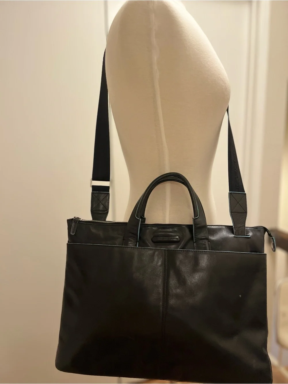Piquadro Black Leather Expandable Briefcase/Laptop Bag with Crossbody Strap